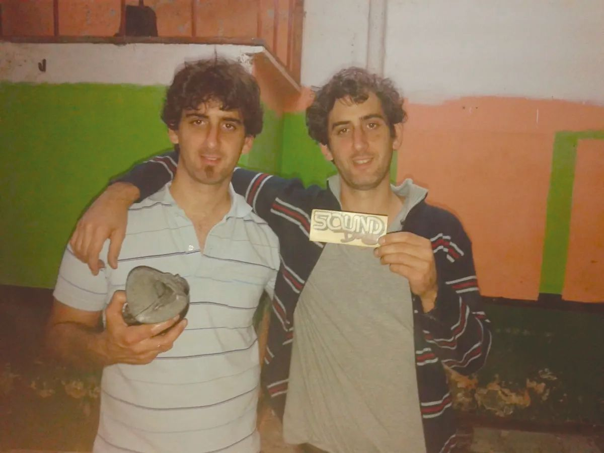 Cristian y Dami&aacute;n son hermanos mellizos.