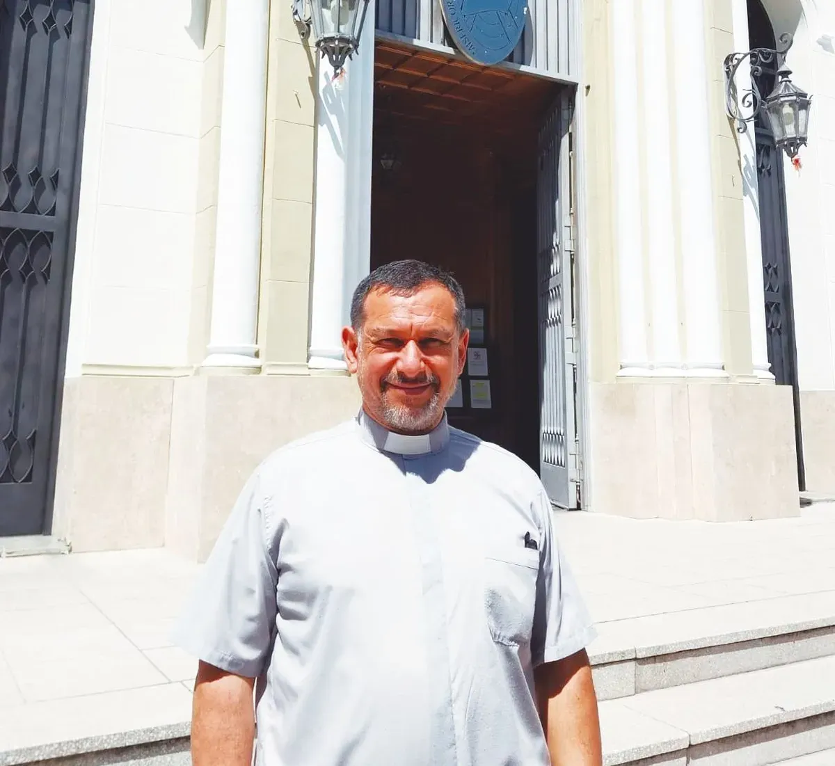 El padre Carlos Ramos se trasladará a una parroquia de Villa Albertina, en Lomas de Zamora. 