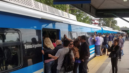 lanus: una formacion del tren roca embistio a una persona y hay demoras