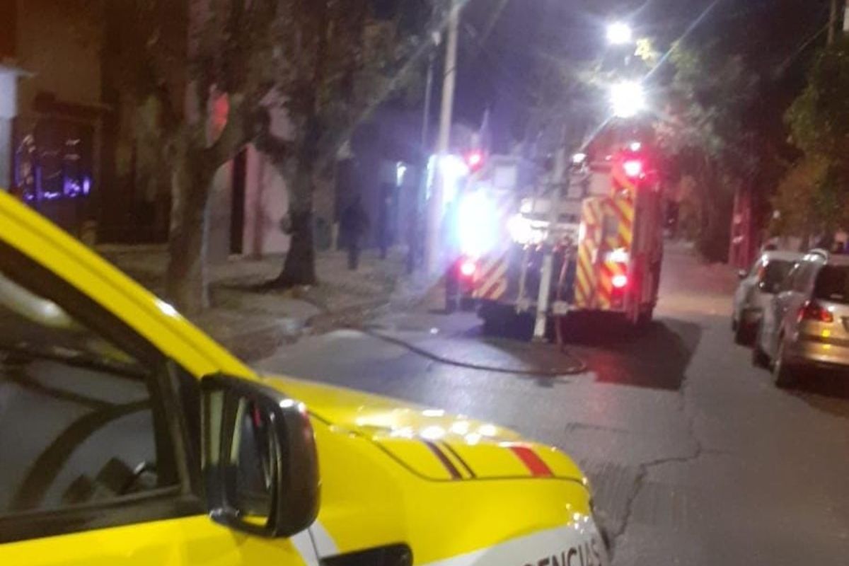 Trágico incendio en Lanús: falleció una jubilada y un no-vidente pelea por su vida