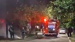 lomas de zamora: incendio de ramas alcanzo un poste de luz y genero preocupacion en los vecinos