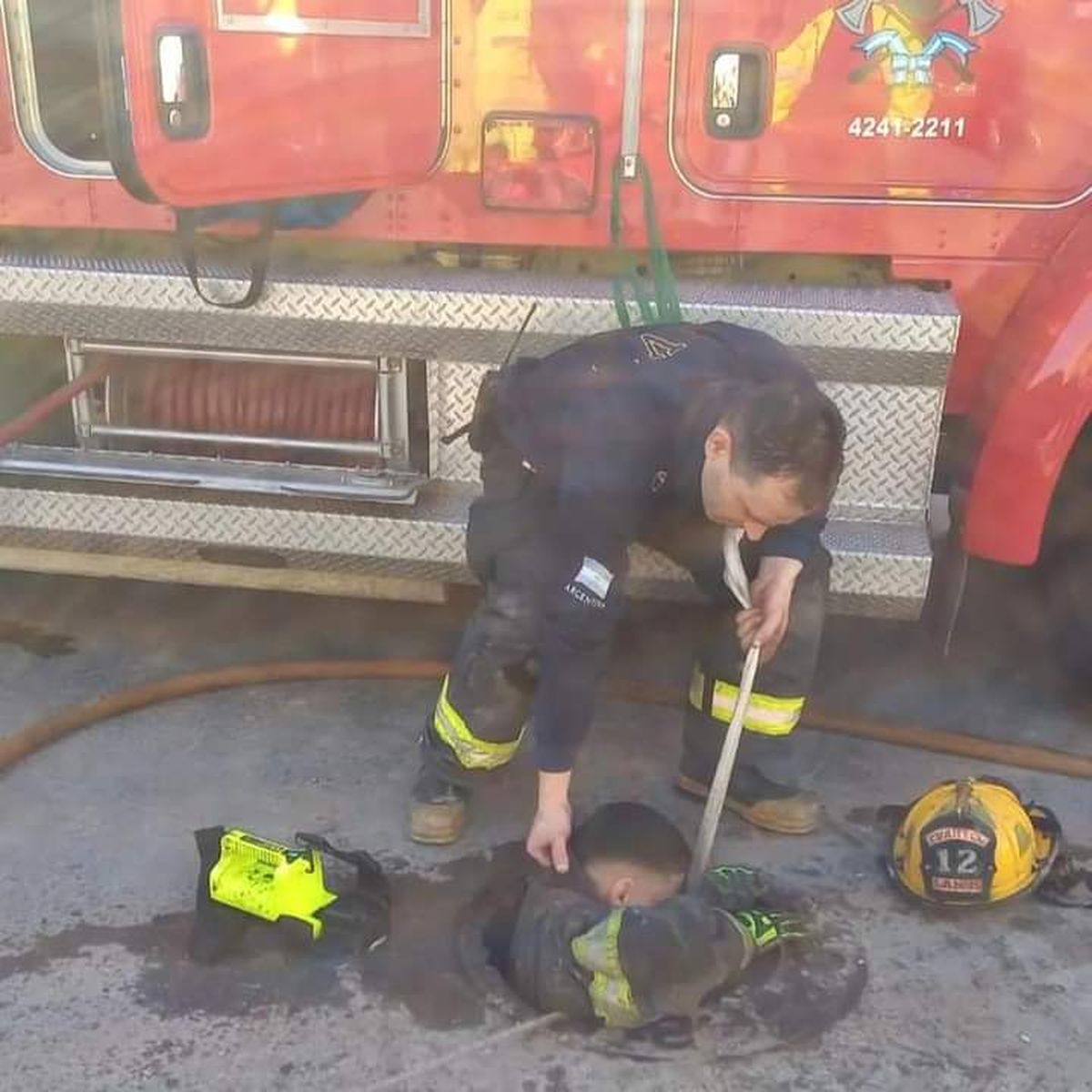 Los Bomberos Voluntarios de Lanús ingresaron a las alcantarillas para llegar hasta el perro y rescatarlo.