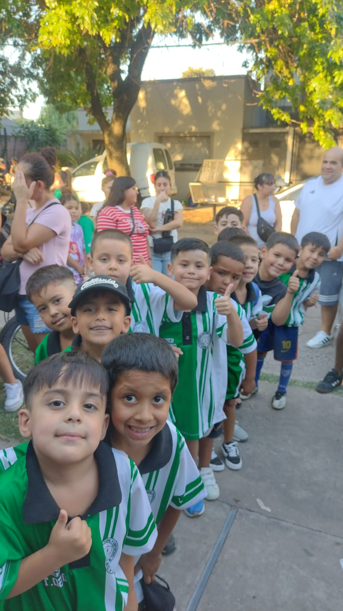 Los peque&ntilde;os futbolistas de Esteban Echeverr&iacute;a durante la inscripci&oacute;n.&nbsp;