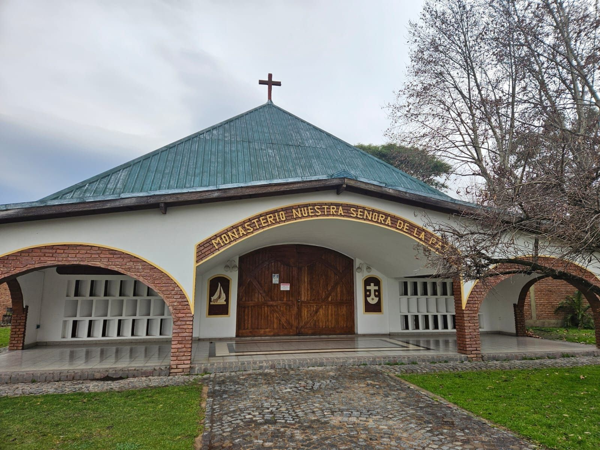 El Monasterio Carmelita &ldquo;Nuestra Se&ntilde;ora de la Paz&rdquo; se encuentra sobre la calle Juan de Garay al 1100.&nbsp;&nbsp;