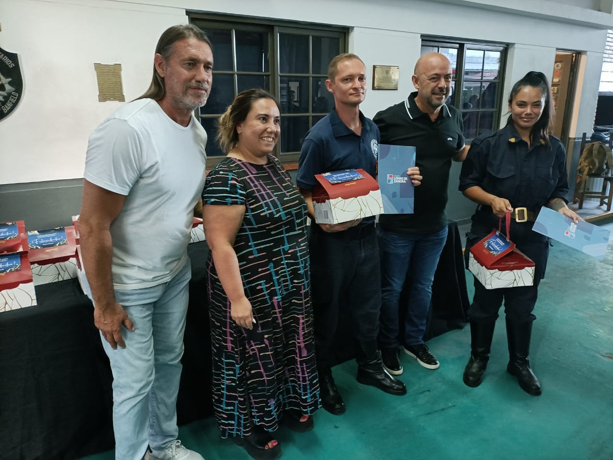El personal recibió un pan dulce y una orden de compra. 