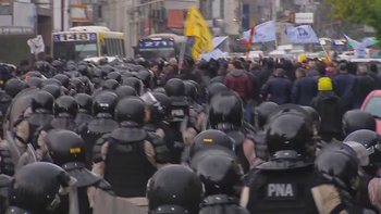 Incidentes en el Puente Pueyrredón por una protesta de colectiveros: la Policía desalojó el corte