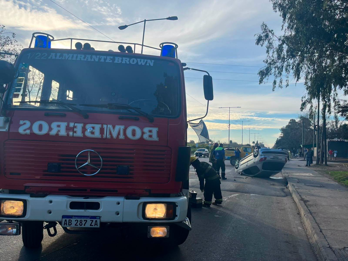 Equipos de emergencias desplegaron un operativo en la zona. Gentileza: Bomberos Voluntarios de Almirante Brown. Equipos de emergencias desplegaron un operativo en la zona. Gentileza: Bomberos Voluntarios de Almirante Brown.