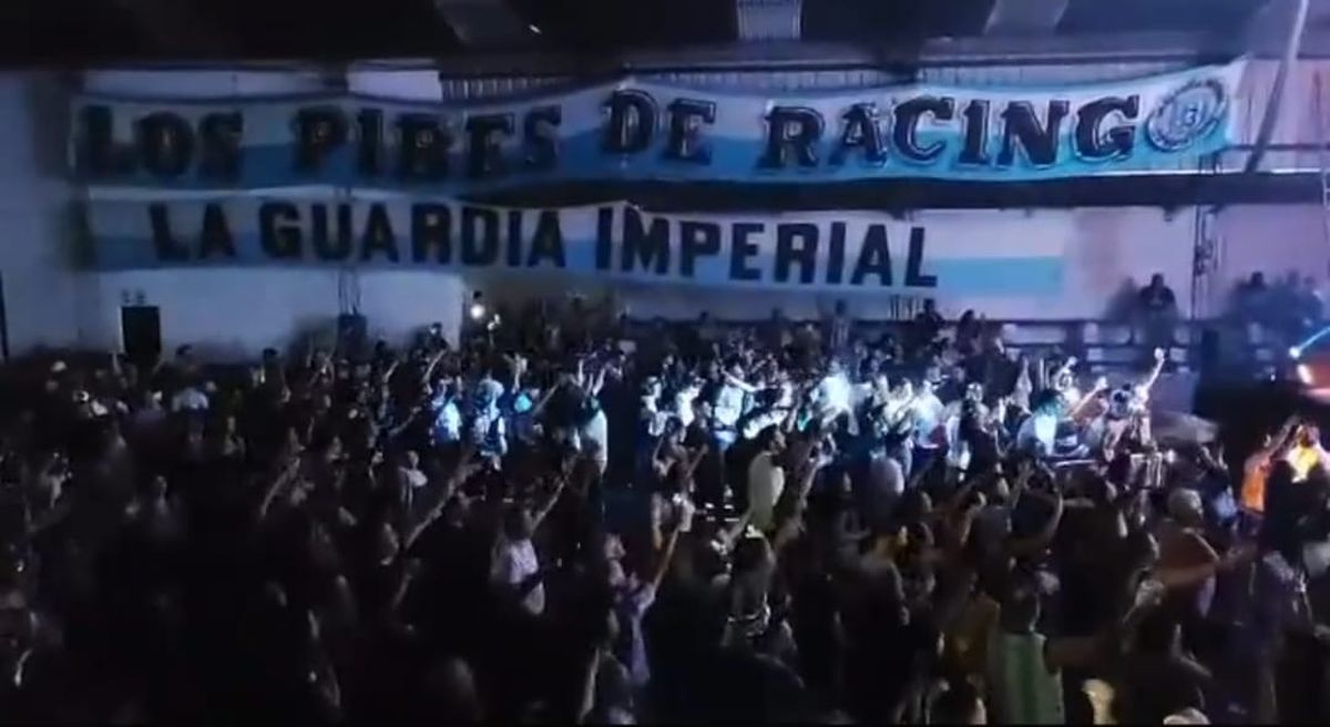La filial de Racing de Esteban Echeverría homenajeó a los campeones del Torneo Apertura 2001