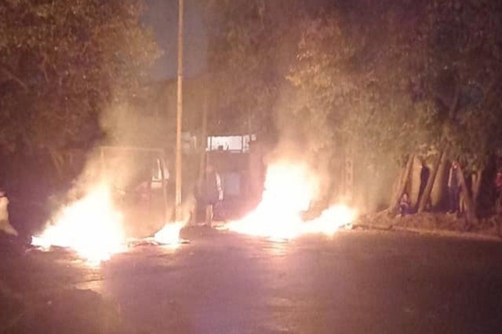 Los vecinos de Lanús Este le reclaman a EDESUR por la falta de luz.