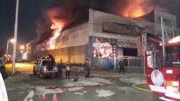 terrible incendio sobre camino de cintura en esteban echeverria: trabajaron 10 dotaciones de bomberos