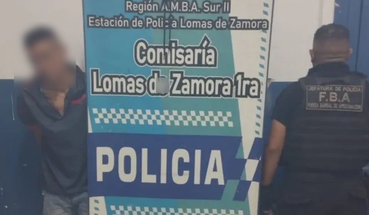 El hombre fue detenido por oficiales de la comisaría 1ra de Lomas de Zamora. El hombre fue detenido por oficiales de la comisaría 1ra de Lomas de Zamora.