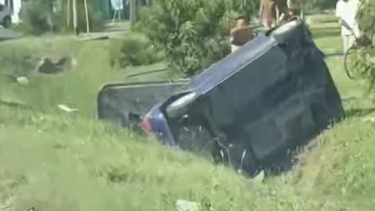 Almirante Brown: auto volcó y cayó a una zanja en el ingreso a Glew