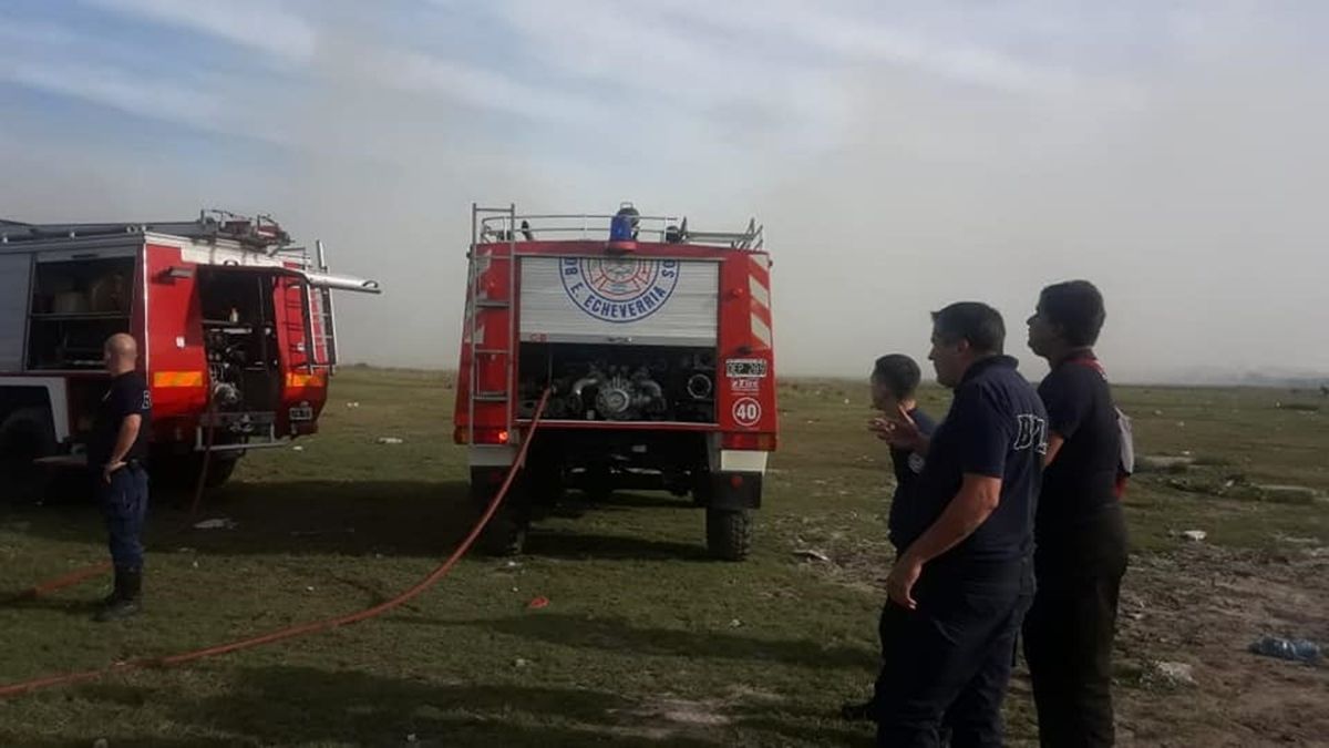 Bomberos de Esteban Echeverría colaboraron en el operativo.