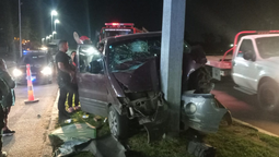 una camioneta perdio el control en esteban echeverria y termino chocando contra un poste: dos heridos