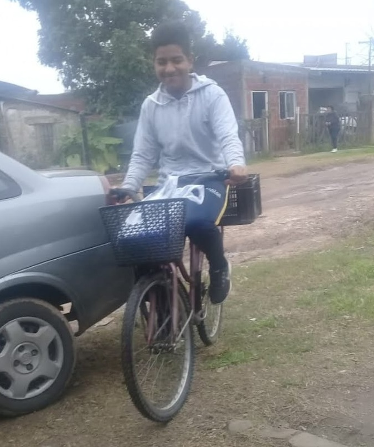 Desde la pandemia vende pan y corta pasto por Zona Sur. 