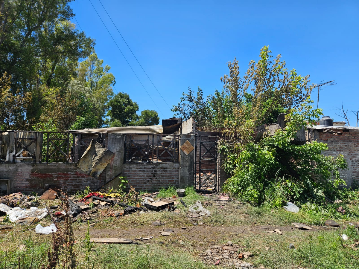 El frente de la vivienda de la pareja después del incendio. 