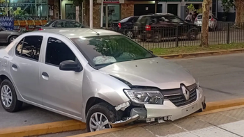 Monte Grande: un auto terminó sobre la dársena tras un accidente