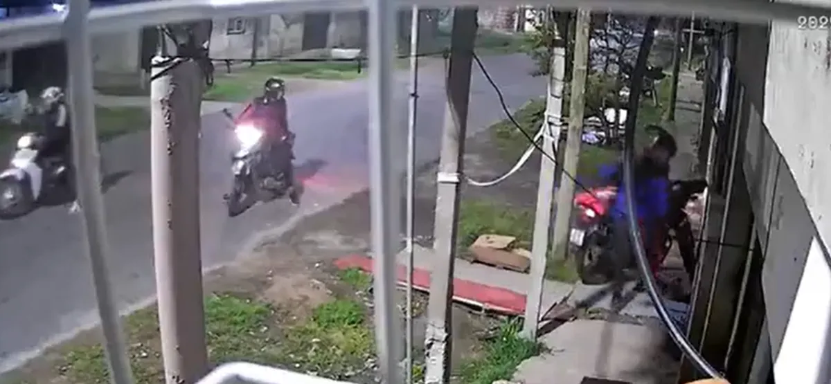 El robo de los motochorros quedó registrado por cámaras de seguridad en Lomas. El robo de los motochorros quedó registrado por cámaras de seguridad en Lomas.