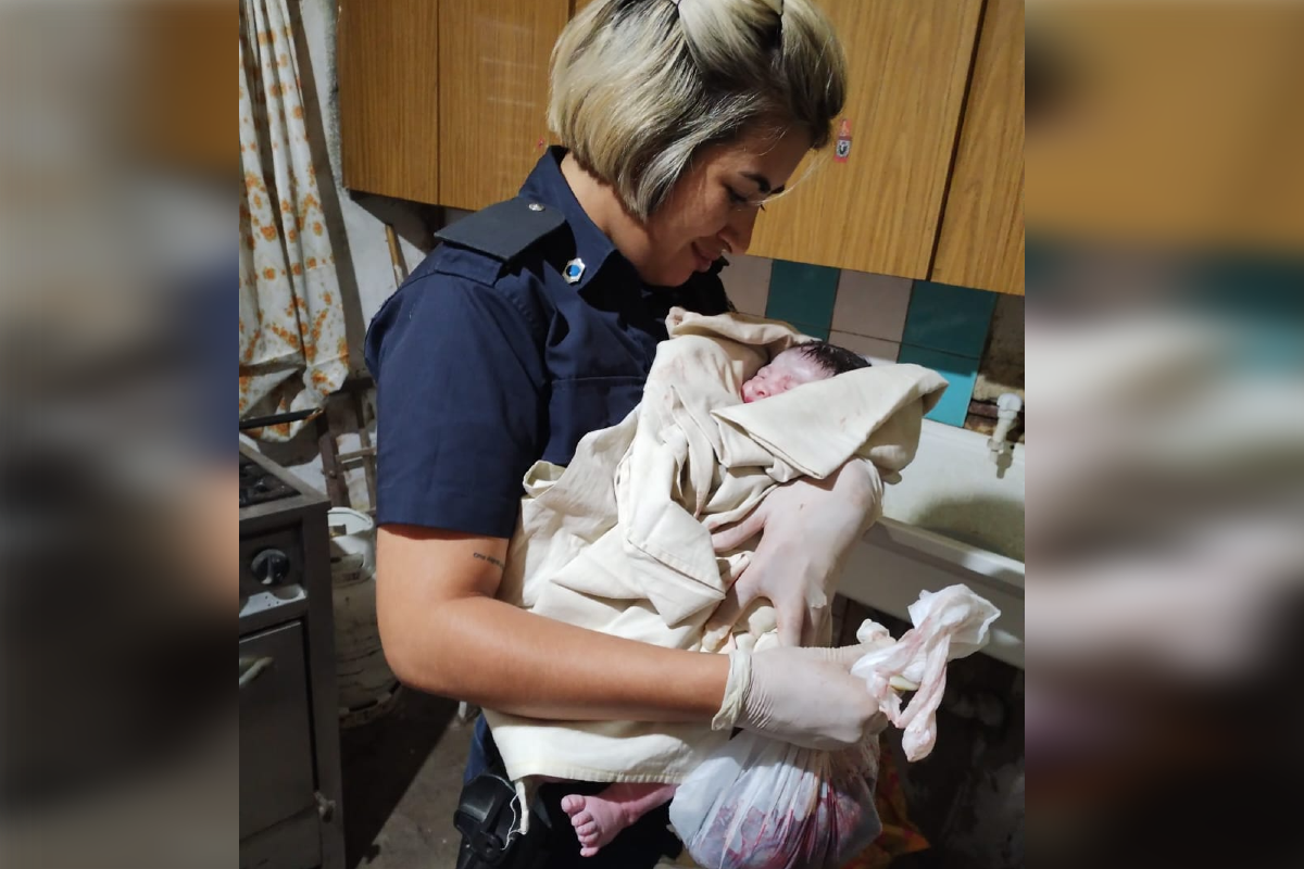 Policías ayudaron a una vecina de Luis Guillón a dar a luz en su casa
