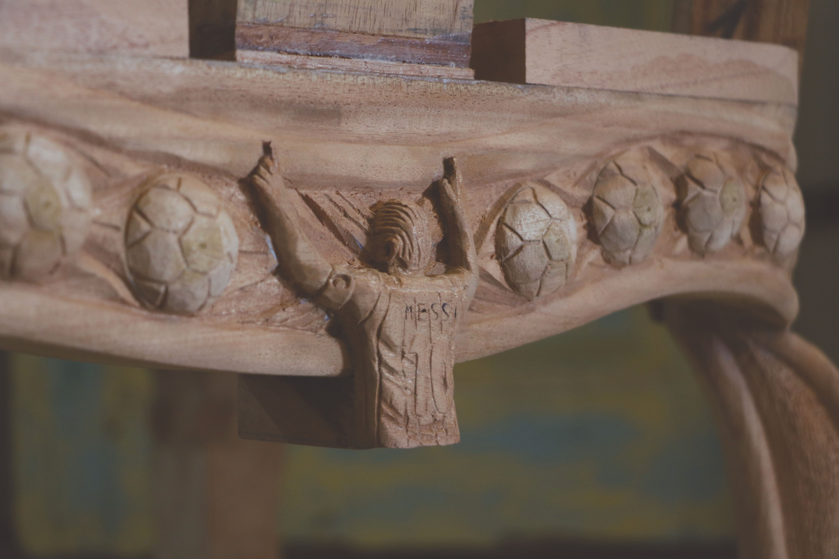 La obra cuenta con una gran cantidad de detalles sobre la vida de Messi. La obra cuenta con una gran cantidad de detalles sobre la vida de Messi.