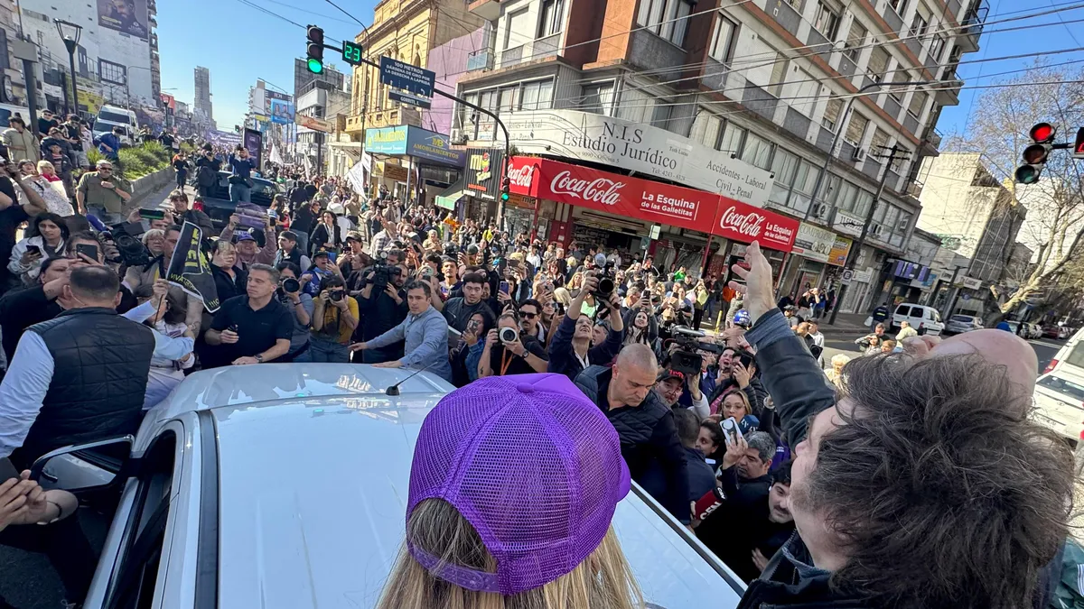 El presidente Javier Milei y su hermana Karina al llegar al punto donde finalizó la caravana. 