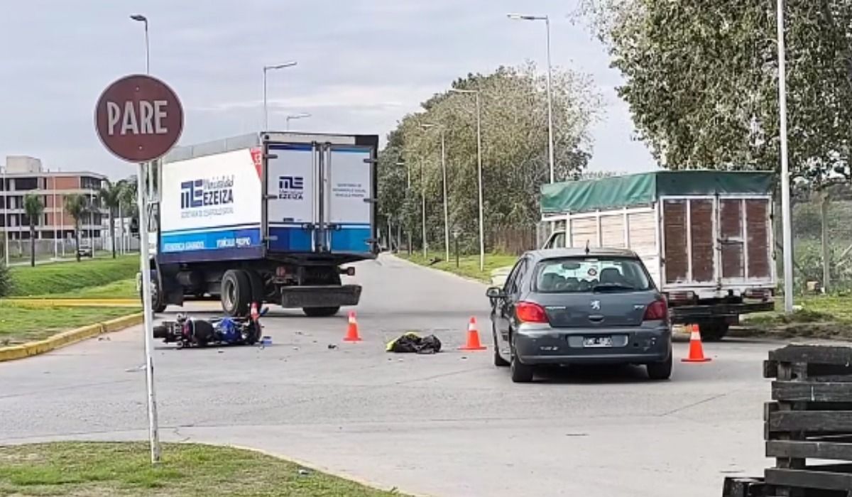 El accidente entre la moto y el auto en Ezeiza. 