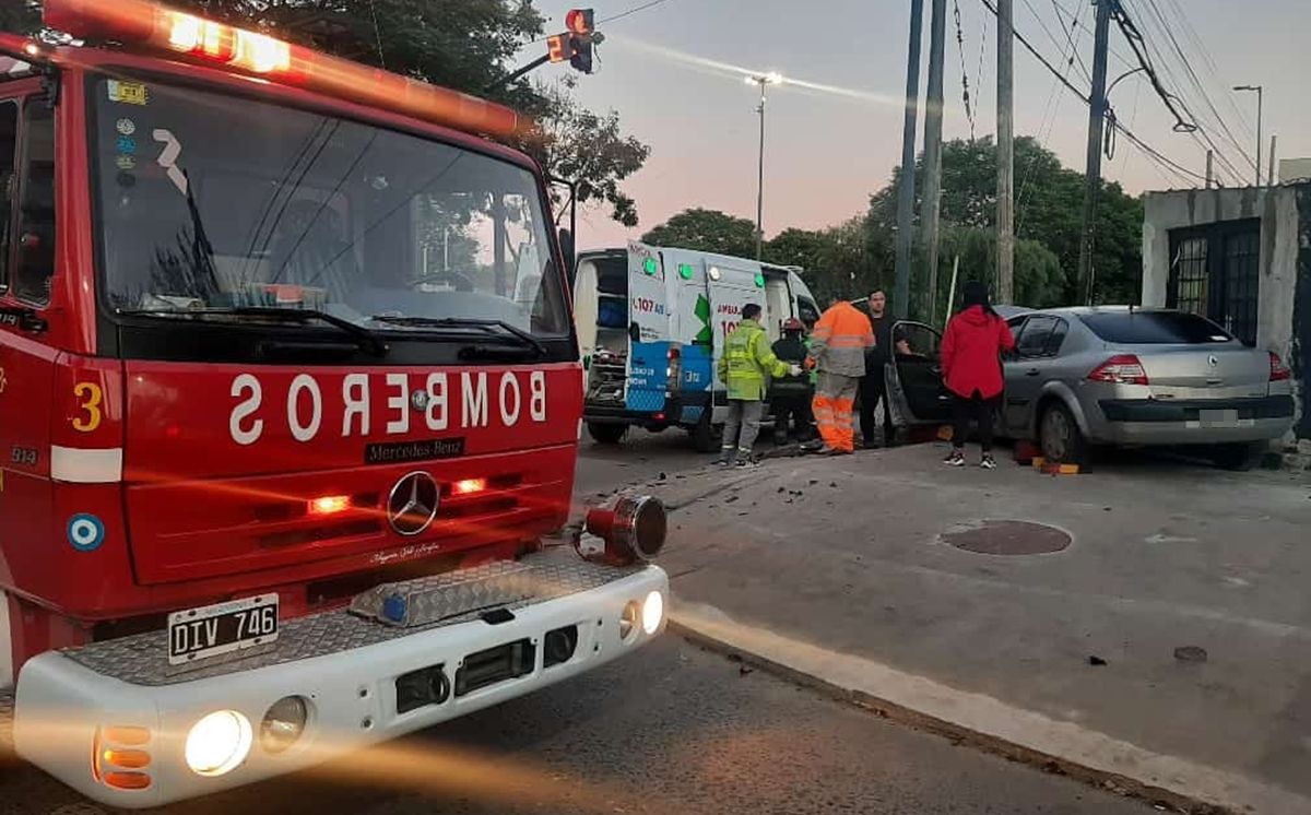 Bomberos de Almirante Brown y ambulancias trabajan en el lugar del choque.