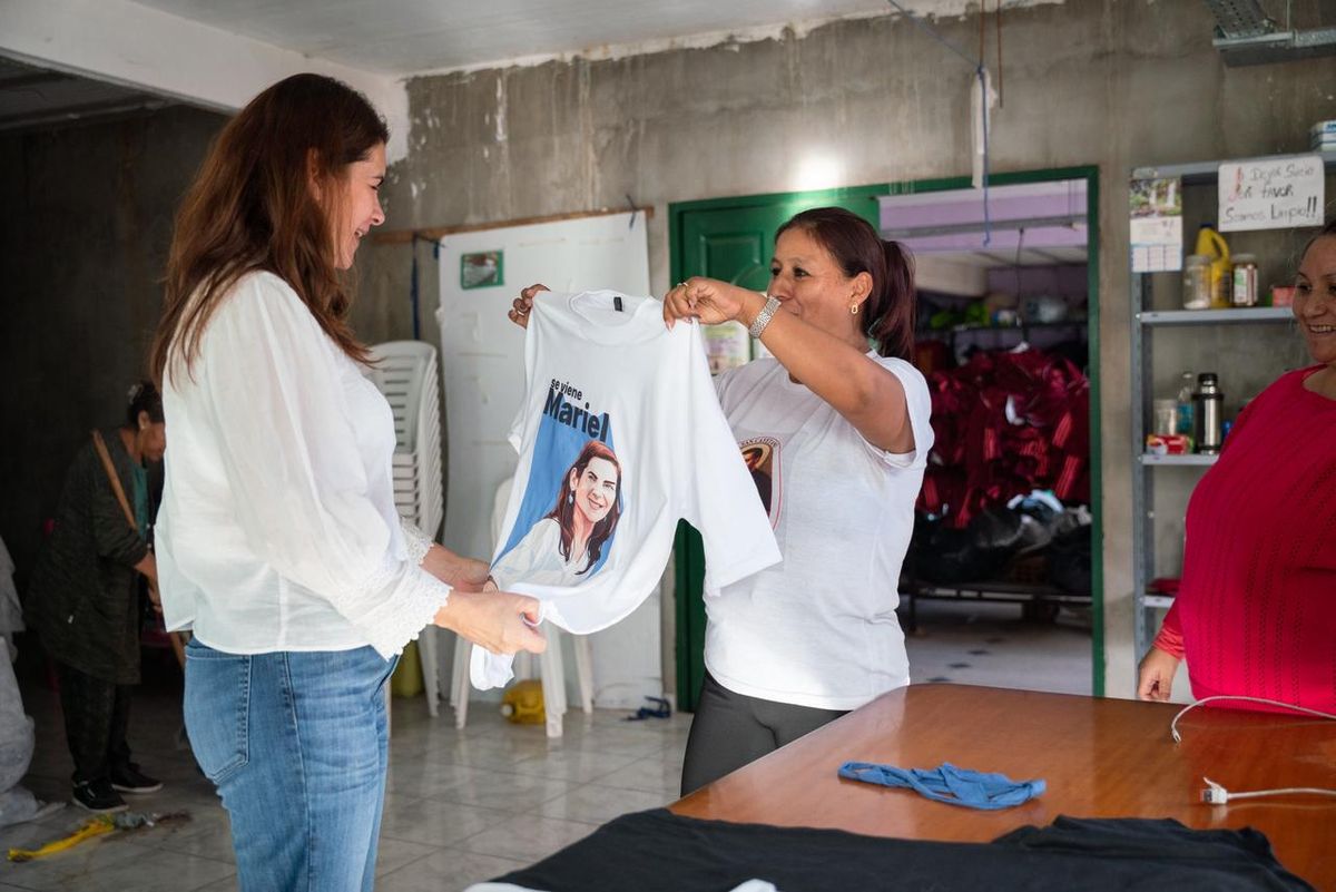Mariel Fernández visitó una verdulería en Monte Grande en el inicio de su recorrida provincial.
