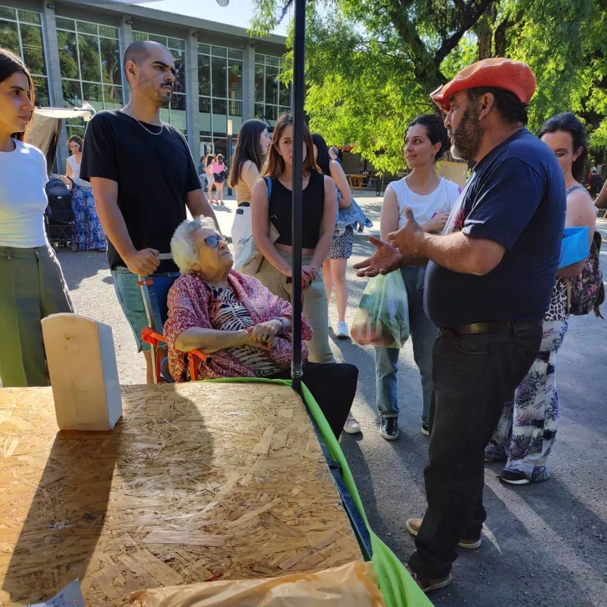 Gastón Lestrade (de boina) tiene la granja “El vikingo” y vende la mayor parte de su producción en Capital Federal.
