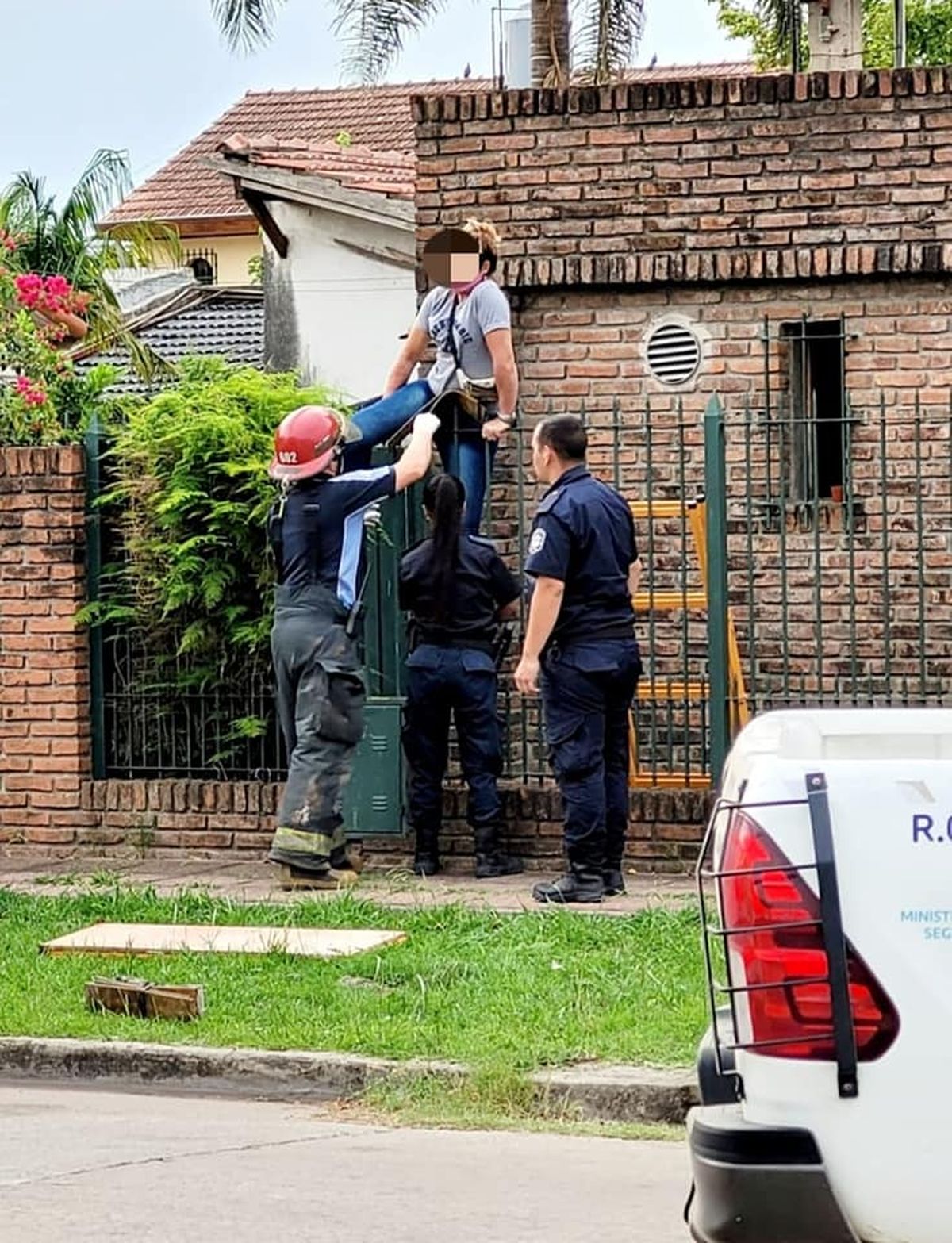 Brown: una mujer se clavó una reja en un sospechoso episodio
