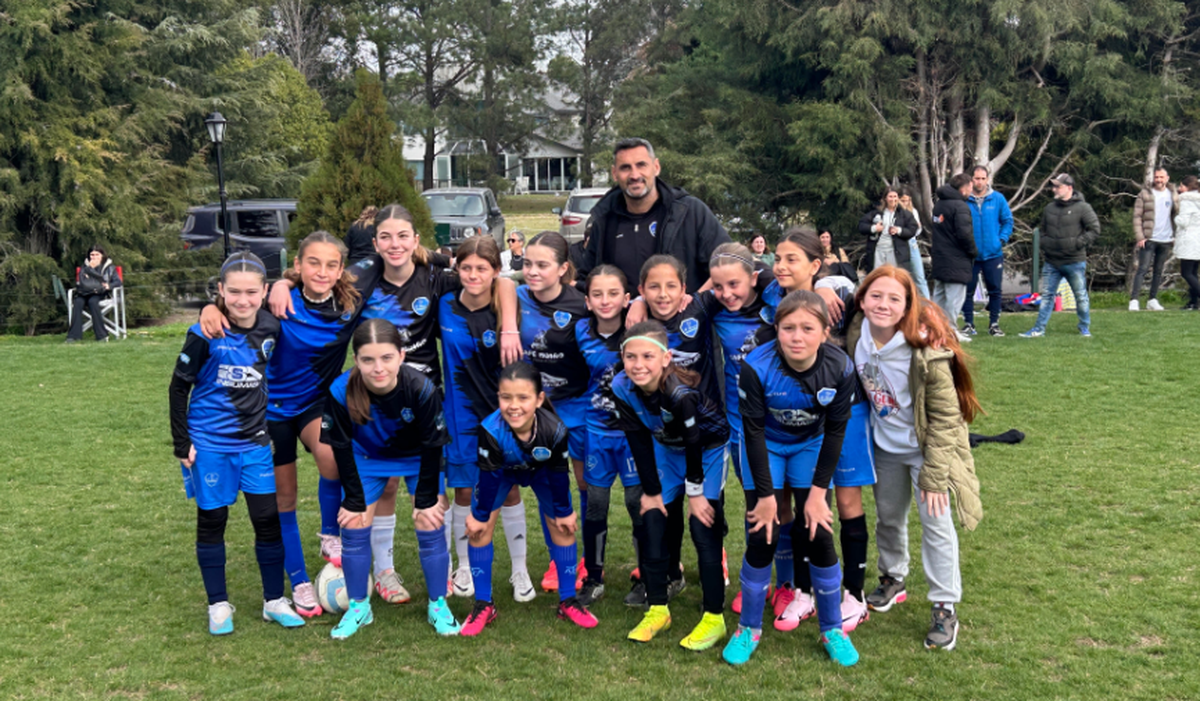 El equipo de Saint Thomas Sur que grit&oacute; campe&oacute;n en Canning.