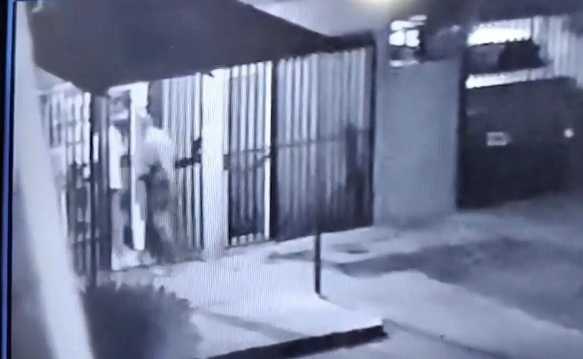 Los sospechosos quedaron registrados por las cámaras de seguridad. 