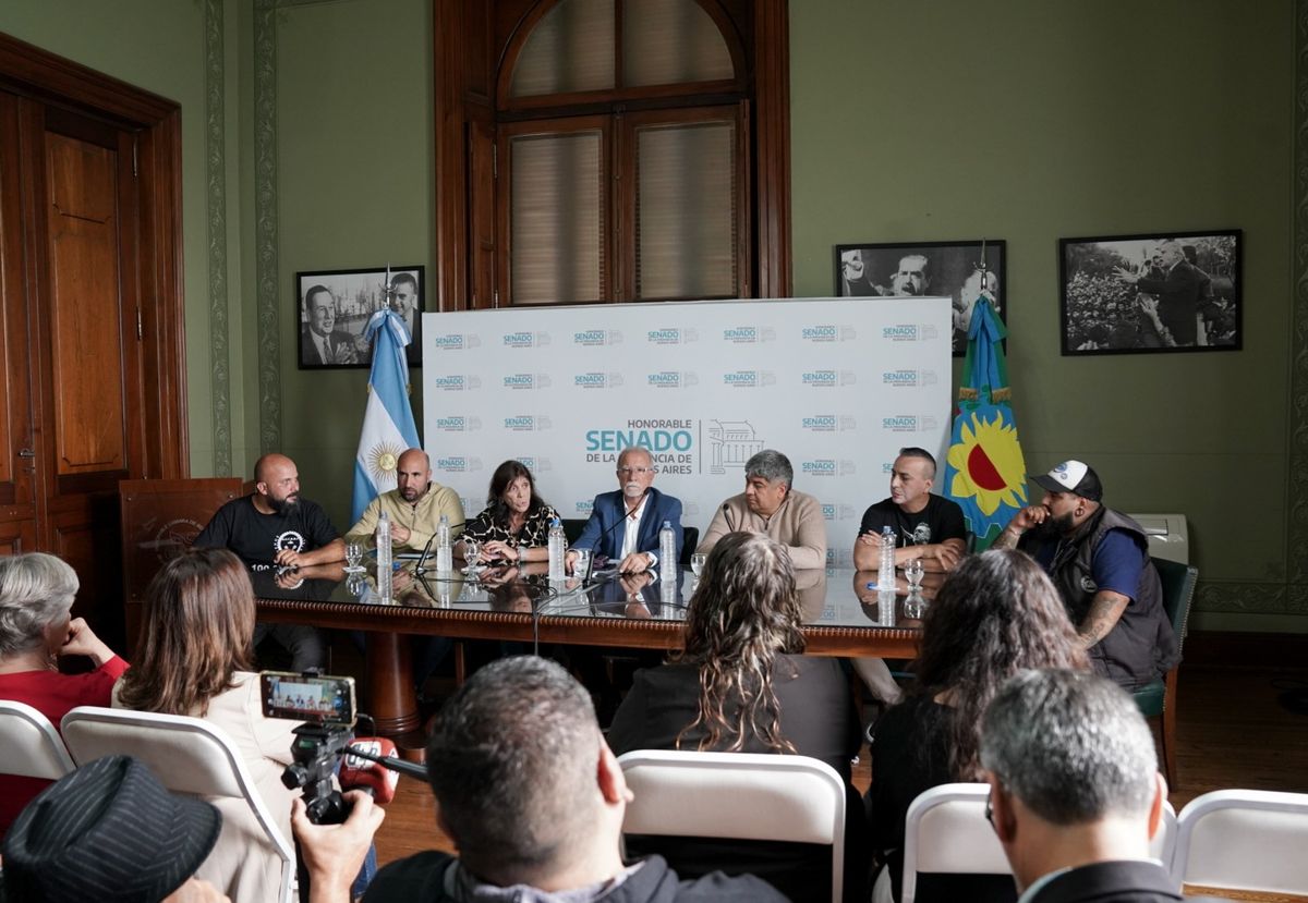La conferencia de prensa que se realizó hoy en La Plata para reclamar la sanción del proyecto de ley que regula las apps de delivery.