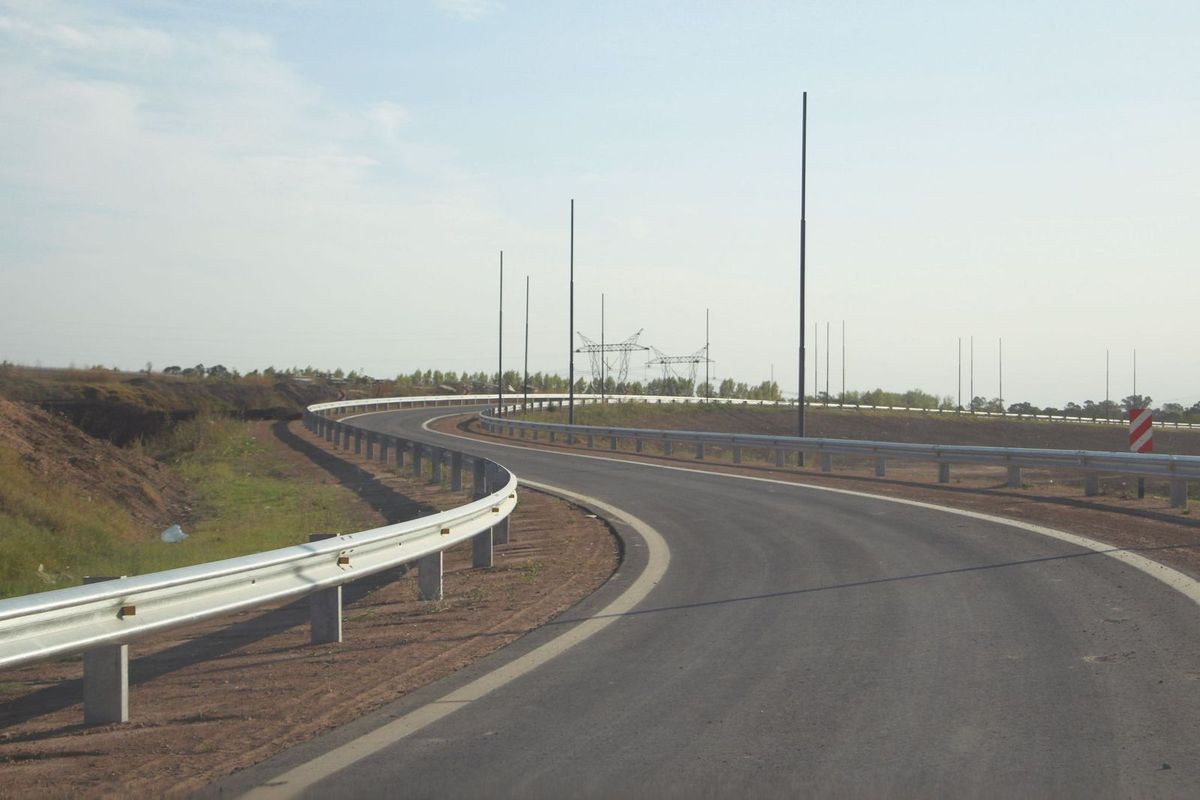 La Autopista Presidente Perón, casi terminada, antes de llegar al barrio Parque Americano en Guernica.