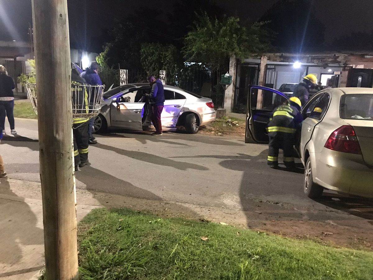 Bomberos realizan tareas de asistencia y prevención en el lugar del choque.