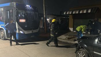Terrible choque entre un auto y un colectivo en Adrogué: once personas heridas