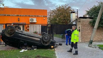 Fuerte choque y vuelco de un auto en Temperley: el conductor se salvó de milagro