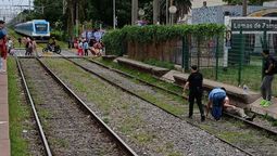 lomas de zamora: un adulto mayor cayo a las vias y debio ser rescatado de urgencia