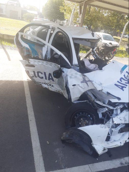 Así quedó el patrullero tras el choque en Lomas de Zamora.
