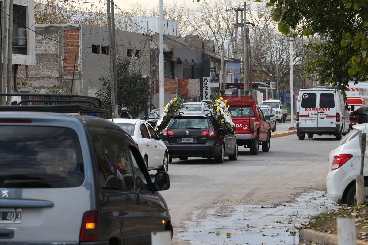 La caravana para despedir al Bombero de Esteban Echeverría.