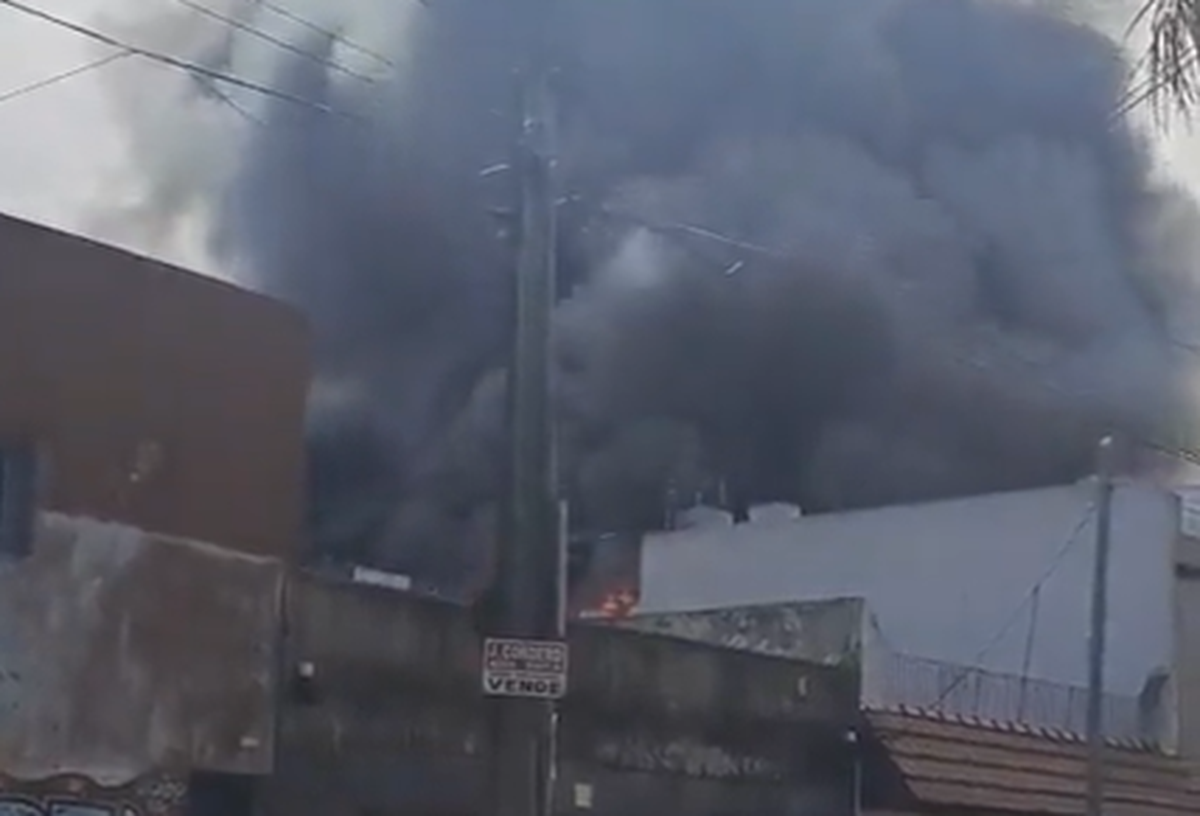 Impactante incendio de un depósito en Lanús: trabajan 9 dotaciones de bomberos
