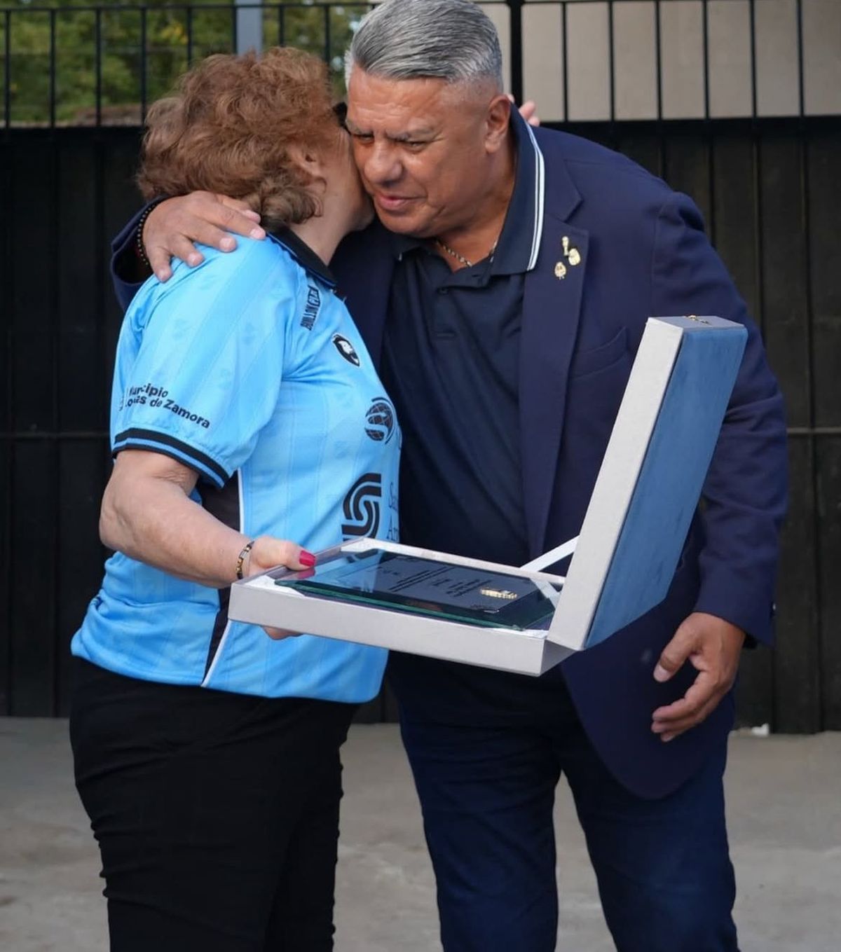 Edith Pecorelli, expresidenta de Temperley, junto a Claudio Tapia durante el acto de inauguración de la platea en el estadio Alfredo Beranger.