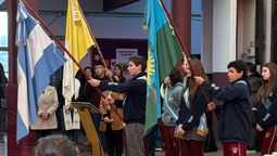 el joven de lanus que esta entre los 10 mejores estudiantes del mundo fue homenajeado en su colegio