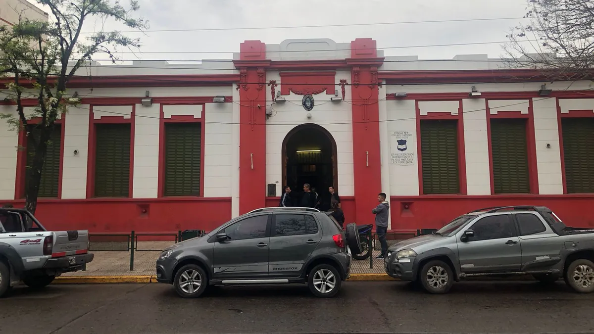 Actualmente, la institución se encuentra ubicada frente a la plaza Mitre.