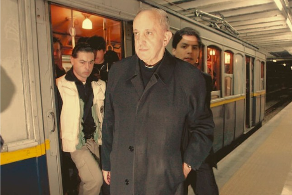 Jorge Bergoglio en el Subte de Buenos Aires; tambi&eacute;n tomaba el Tren Roca hacia el Conurbano Sur.