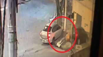 Video: impresionante choque entre dos autos y una moto en Lanús