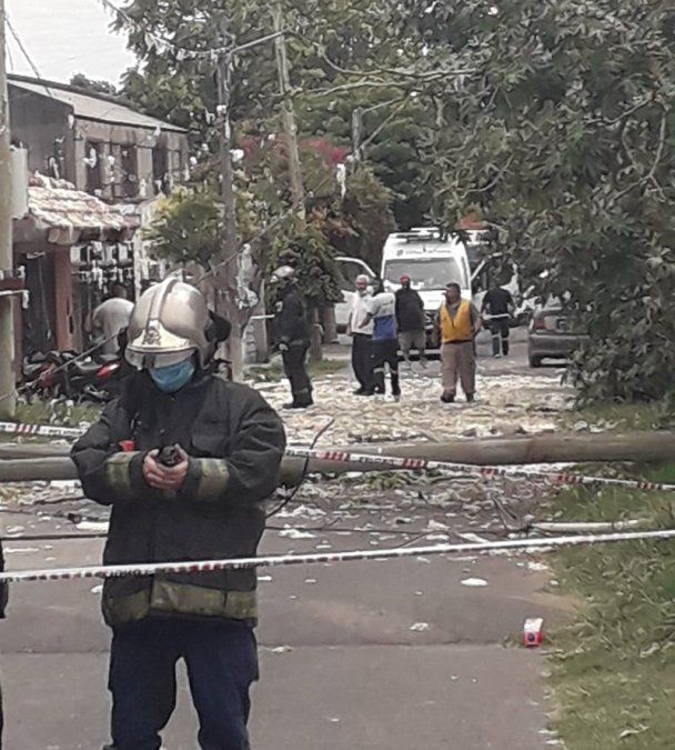 Calle cortada tras la explosión. De fondo, el poste de luz caído y pedazos de algodón desparramados por toda la cuadra.