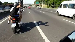 motochorros le robaron en plena autopista ricchieri: quedaron grabados por la camara de su casco