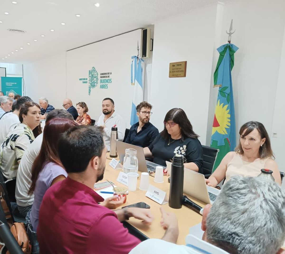 Provincia convocó a gremios docentes y estatales para discutir paritarias