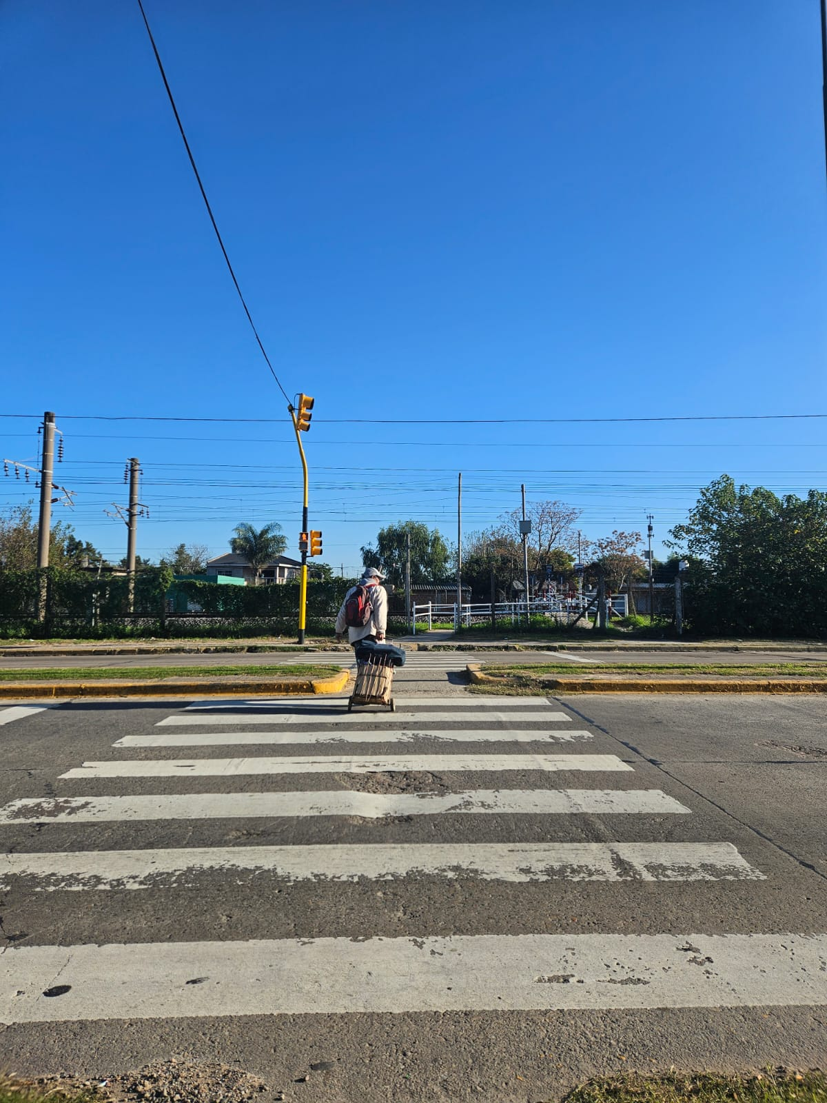 El semáforo se encuentra sobre la Ruta 205, a la altura del primer cruce peatonal de las vías del tren.